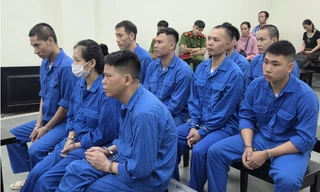 Thuê côn đồ đánh gãy chân, tạt axit 'bồ' của con trai 