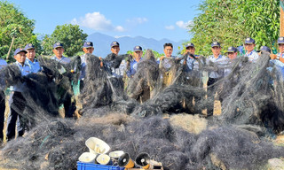 Đội phản ứng nhanh của Công ty yến sào Khánh Hòa ra quân dẹp nạn đánh bắt yến trái phép. 