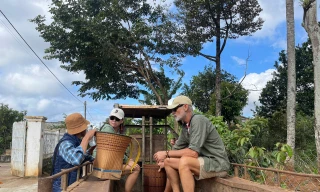 Khách nước ngoài thích thú trải nghiệm các món ăn đặc sản của người Ê Đê.