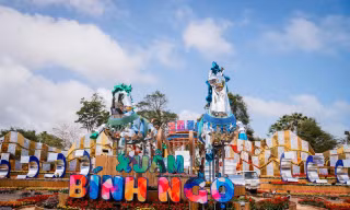 Linh vật “Song mã tương phùng” tại đường Điện Biên Phủ tỉnh Đắk Lắk. 