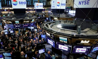 Phố Wall đỏ lửa, giá vàng thế giới tiếp tục lao dốc 