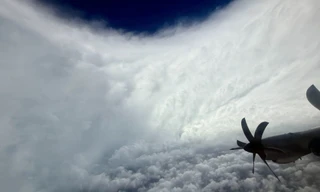 Máy bay bị siêu bão Melissa 'quăng quật' như món đồ chơi