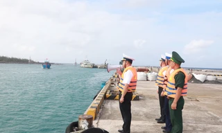 Quân, dân đảo Trường Sa dâng hương tại Đài tưởng niệm các Anh hùng, liệt sĩ. 