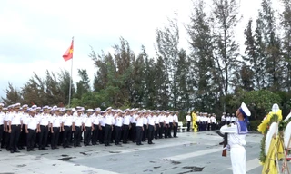 Lực lượng Hải Quân làm lễ tưởng nhớ các anh hùng đã hy sinh để bảo vệ chủ quyền lãnh thổ. 