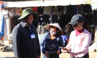 Xã Pơng Drang ra quân giải tỏa hành lang an toàn giao thông và chợ tự phát.