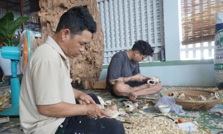 Người dân làng nghề Trầm Hương có cuộc sống khấm khá.