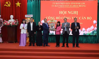 Lễ công bố quyết định bổ nhiệm chủ tịch xã Dray Bhăng, tỉnh Đắk Lắk.