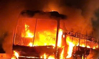 Hiện trường xe khách bốc cháy.