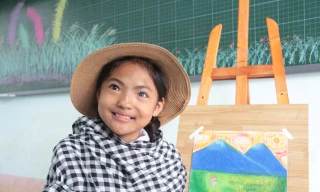 Cô bé sở hữu đôi mắt hai màu khác lạ.