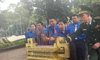 Đoàn TNCS Hồ Chí Minh tỉnh Đắk Lắk, chụp hình lưu niệm tại Tượng đài Bác Hồ với thiếu nhi.