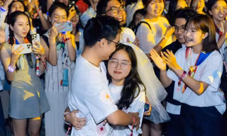 Điều gì khiến 10.000 khán giả đến gặp Hoàng Dũng?