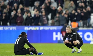 Khoảnh khắc Semenyo và Haaland thất thần trên sân.