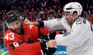 Đấm đối thủ, ngôi sao khúc côn cầu trên băng Pháp trả giá đắt