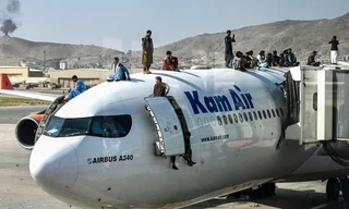 Cậu bé 13 tuổi sống sót hi hữu sau 90 phút trốn trong càng máy bay