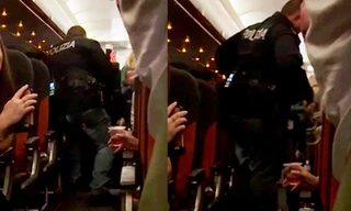 An ninh áp giải một hành khách rời máy bay khẩn cấp 