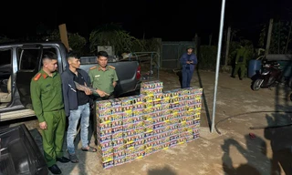 2 đối tượng dùng ô tô bán tải độ chế để chở pháo lậu. 