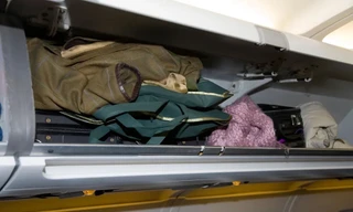 Sai lầm khi để áo khoác trong ngăn hành lý máy bay 