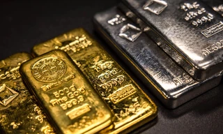 Giá bạc lập đỉnh lịch sử, vàng 'ăn theo' 