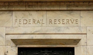 Chia rẽ quan điểm về đợt hạ lãi suất 'diều hâu' của Fed