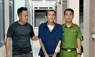 Đối tượng giết người bị công an bắt giữ.