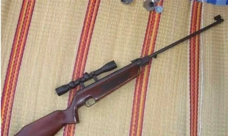 Mâu thuẫn lúc ăn nhậu, gã đàn ông bắn chú ruột gục trên vỉa hè