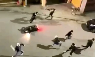 Hai nhóm hỗn chiến vì mâu thuẫn vay lãi nặng, sát hại nhầm người đi đường