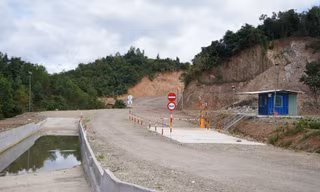 Dự án mỏ khoáng sản của doanh nghiệp bị tạm dừng hoạt động nhiều tháng liền do vướng thủ tục pháp lý. 