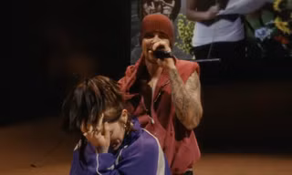 Billie Eilish gào thét, lăn lộn trước Justin Bieber 