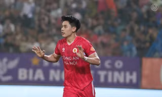 Đình Bắc lập hat-trick, CAHN chạm một tay vào ngôi vương V.League