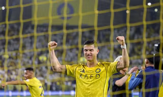 CĐV đối thủ mang cúp ra chế nhạo Ronaldo và cái kết