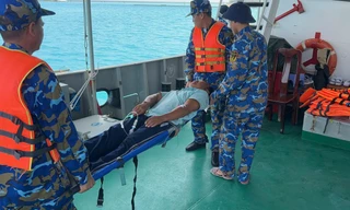 Ngư dân gặp nạn được lực lượng Hải quân sơ cứu kịp thời.