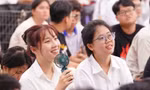 Nụ cười tuổi 18 bừng sáng trong ngày khai giảng