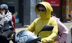 Người dân 'bạc mặt' vì nắng nóng oi bức 36 độ