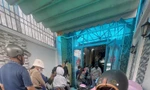 Người dân kéo đến nhà bà D.
