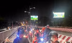 Hàng ngàn phương tiện kẹt cứng giữa đêm trên Cầu Bình Triệu 1 
