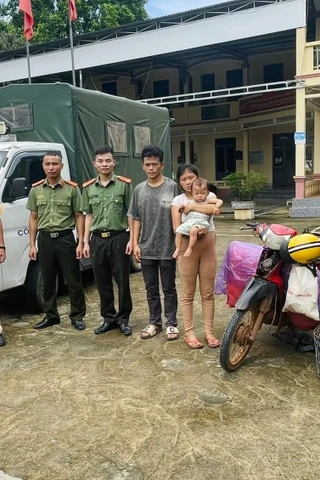 Băng mưa lũ về quê, cả gia đình bị thả giữa đường quốc lộ ngập nước