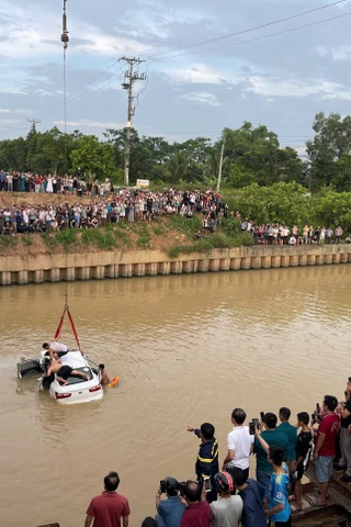 Vụ ô tô lao xuống sông: Tài xế còn sống nhưng báo cáo tử vong khiến dư luận bất bình