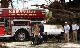 Tổng thống Mỹ Trump và phu nhân thăm nơi 120 người chết vì lũ, đối mặt nhiều câu hỏi khó