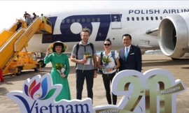 Lễ đón khách du lịch quốc tế thứ 20 triệu đến Việt Nam năm 2025: bà Karolina Agnieszka đến từ Ba Lan (thứ hai từ phải sang)