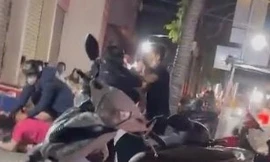 [Clip] Mâu thuẫn mua bán, cô gái bị người đàn ông đánh đập dã man trên đường