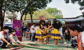 Học sinh chơi các trò chơi dân gian tại sân trường trong giờ lao. Ảnh: Nguyễn Dũng