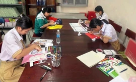 Học sinh Trường THPT Võ Trường Toản (phường Tân Thới Hiệp, TPHCM) tận dụng giờ ra chơi để tham gia các hoạt động ngoại khóa, tránh xa bạo lực 