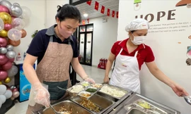 Phụ huynh học sinh cho rằng, cần tăng cường giám sát chất lượng bữa ăn bán trú và quy trách nhiệm cụ thể nếu có sự cố xảy ra 