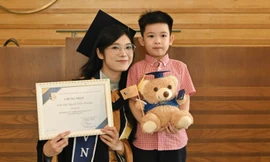 Với Thương, việc người mẹ vẫn đang nỗ lực mỗi ngày để tiến về phía trước chính là cách tốt nhất để dạy con về sự kiên trì và tinh thần không ngừng học hỏi.