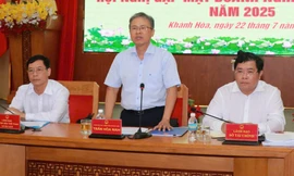 Ông Trần Hòa Nam - Phó Chủ tịch UBND tỉnh Khánh Hòa, thông tin tại buổi họp báo.