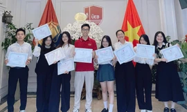 Thu cùng các sinh viên Khoa Tài chính – Ngân hàng nhận danh hiệu “Gương mặt trẻ tiêu biểu” cấp cơ sở.