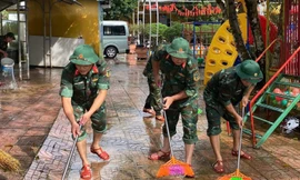 Bộ đội giúp dân khắc phục hậu quả mưa lũ