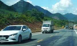 Đầy rẫy vết vá trên mặt đường cao tốc La Sơn - Hoà Liên