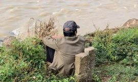 Rơi nước mắt cảnh người cha ngồi bên bờ sông, chờ tin con gái mất tích suốt một tuần