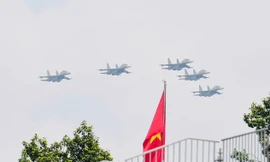 Máy bay Không quân Việt Nam mang cờ Đảng, Tổ quốc bay trên Quảng trường Ba Đình 